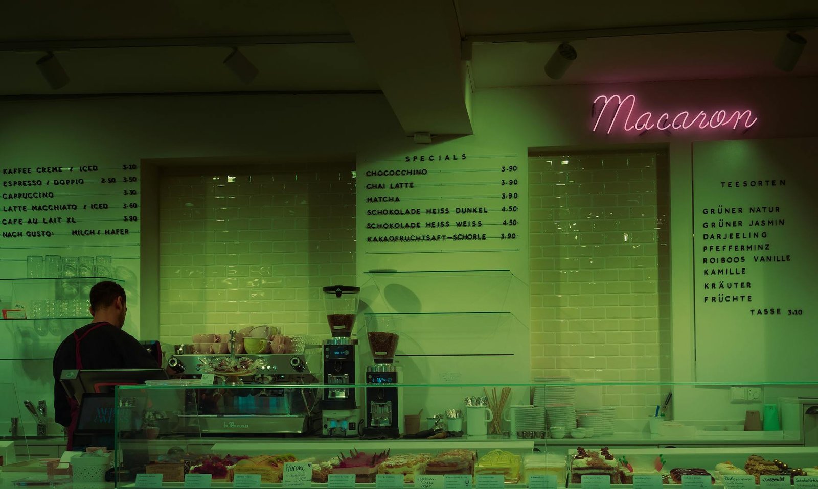 https://www.pexels.com/photo/cozy-cafe-interior-with-neon-macaron-sign-29046154/